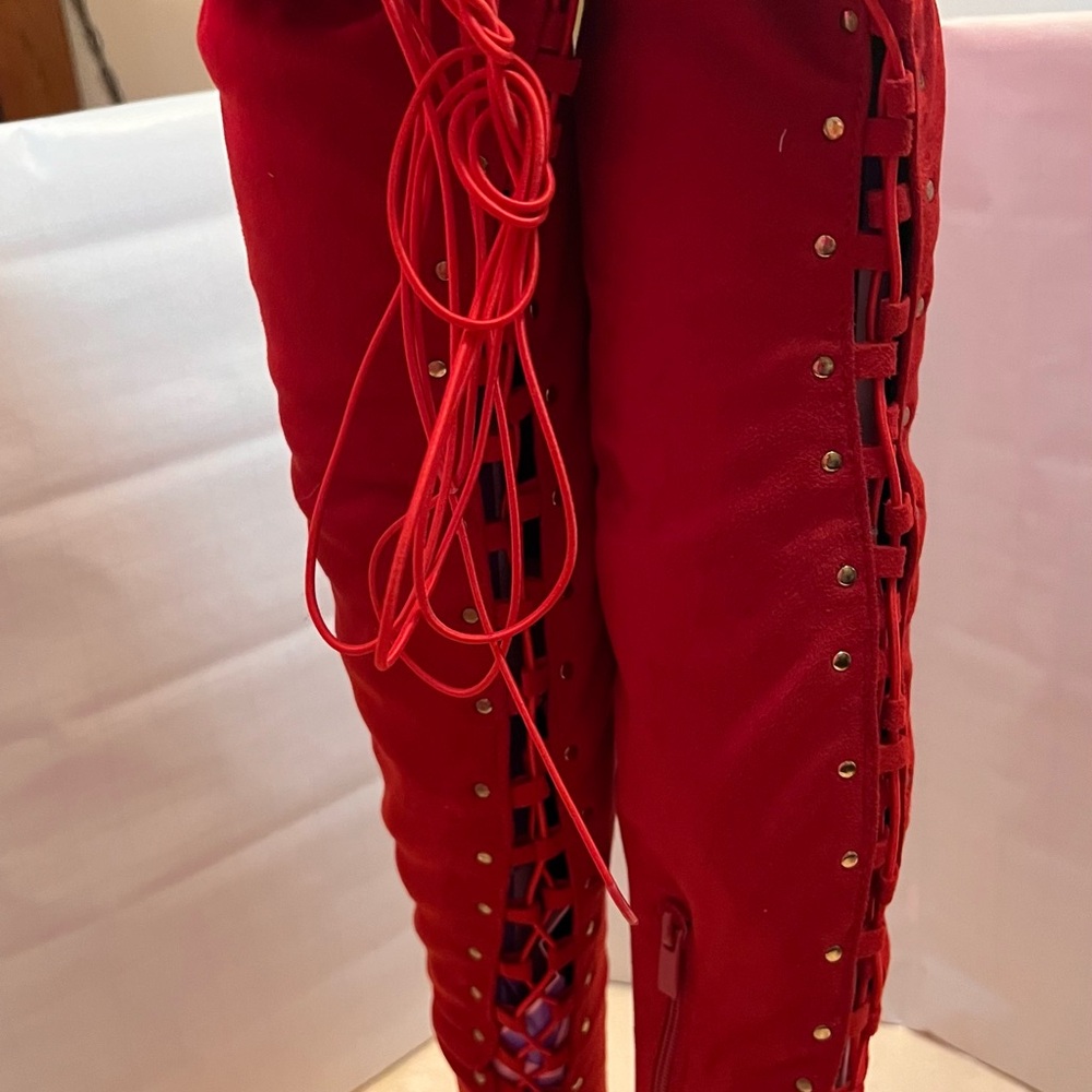 Women’s red suede like material sz 7.5 with a 4” heel. - Picture 3 of 10